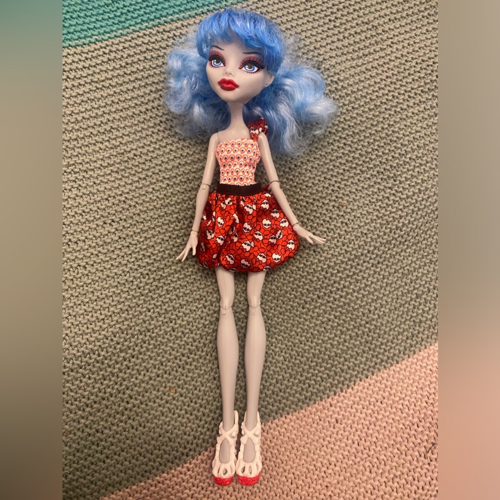 Ghoulia Yelps Dot Dead Gorgeous